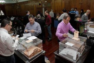 Imagen del recuento del voto emigrante en la provincia de Ourense.
