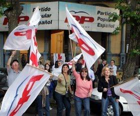 Simpatizantes del Partido Popular celebran la victoria en Uruguay.