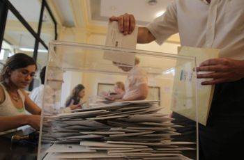 Imagen de la votación en urna en el consulado de Buenos Aires.