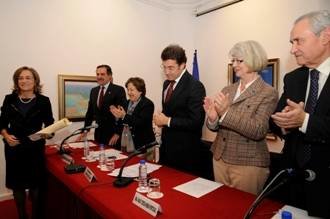 En la imagen, (i) la catedrática María José Alonso recibe el premio en la Casa de Galicia en Madrid.