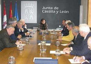 María de Diego se reúne con representantes de casas regionales.