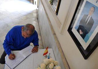 En la imagen, un emigrante firma en un libro de condolencias en Cuba.