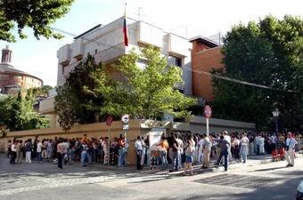 Emigrantes españoles hacen cola ante la Embajada en Colombia.