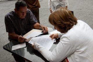 Un momento de la firma de documentos de los afectados para solicitar ayuda al rey de España.