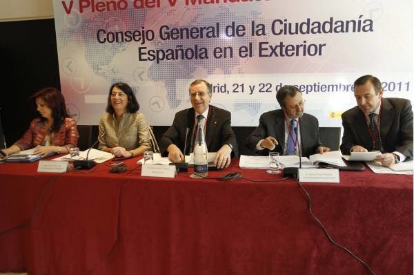 Pilar Pin, Anna Terrón, Francisco Ruiz y Antonio López en la mesa presidencial durante la apertura del Pleno.