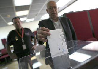 Un emigrante deposita su voto en urna durante las pasadas elecciones generales.