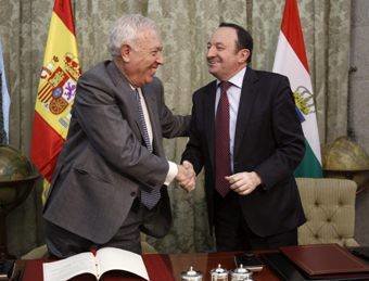 García- Margallo y Pedro Sanz se felicitan tras firmar un convenio.