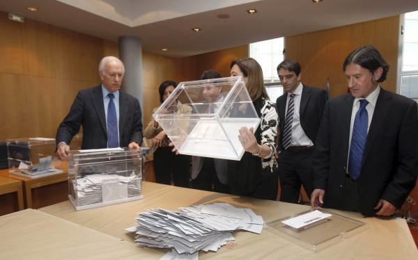 Imagen del inicio del recuento del voto emigrante en Asturias.