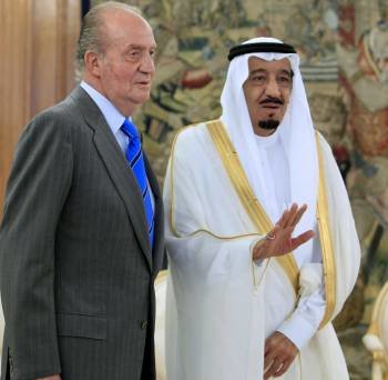 El rey Juan Carlos, ya sin muletas, ayer durante su audiencia al ministro de Defensa saudí. (Foto: GUSTAVO CUEVAS)