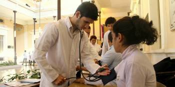 Varios médicos toman la tensión a un grupo de pacientes. (Foto: ARCHIVO)