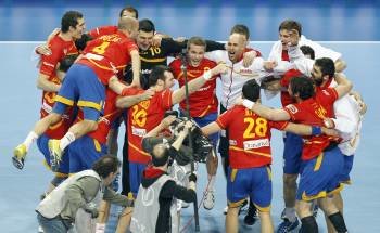 Los internacionales españoles celebran el pase a la final del campeonato del mundo. (Foto: A. DALMAU)