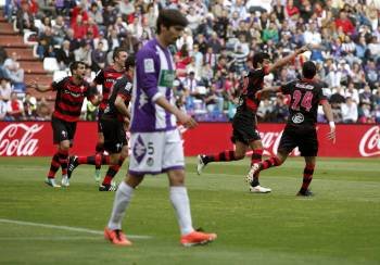 Los jugadores del Celta celebran el primer gol en Valladolid, obra de Cabral. (Foto: R. GARCÍA)