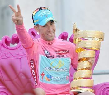 Nibali, en el cajón más alto del Giro de Italia 2013. (Foto: D. DAL ZENNARO)
