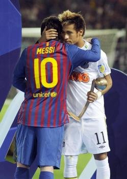 Neymar y Lionel Messi se abrazan