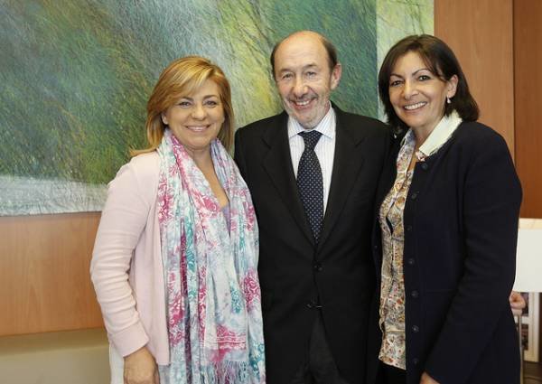 Elena Valenciano, Pérez Rubacaba y Anne Hidalgo, en la sede del PSOE.