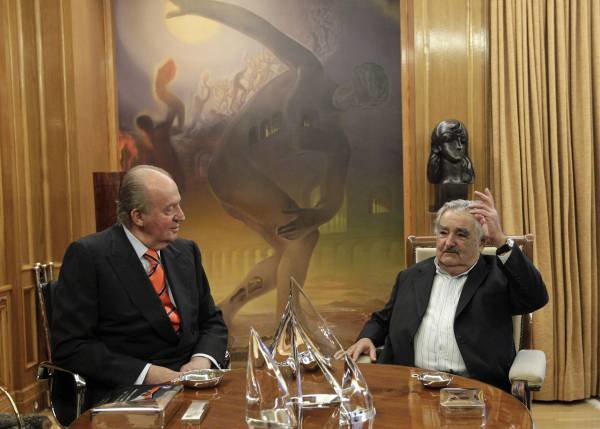  El rey Juan Carlos conversa con el presidente de Uruguay, José Mujica.