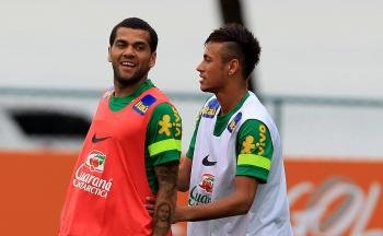 Dani Alves y Neymar, en el entrenamiento de ayer con Brasil.