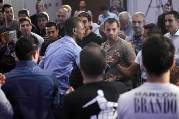 Eric Abidal saluda a sus ya ex compañeros del Barça. (Foto: TONI ALBIR)