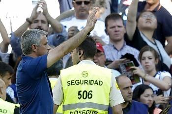 Mourinho, ayer despidiéndose de los aficionados del Bernabéu. (Foto: JUANJO MARTÍN)