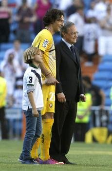 Florentino Pérez, con el guardameta Ricardo, el sábado en el Bernabéu.