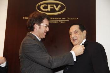 Emilio Castro recibe la Medalla del CFV de manos de Feijóo.