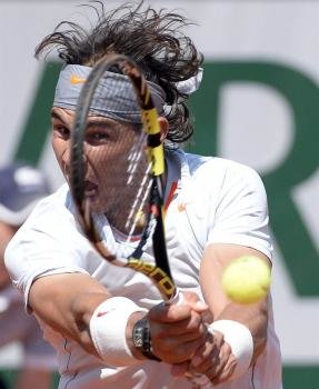  El tenista español Rafael Nadal devuelve la bola durante el partido de semifinales de Roland Garros