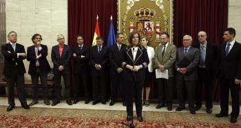 Fátima Báñez, con varios miembros de la Comisión de Expertos. (Foto: BALLESTEROS)