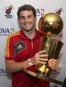 Casillas posa con el trofeo de la NBA. La selección vio ayer la final.