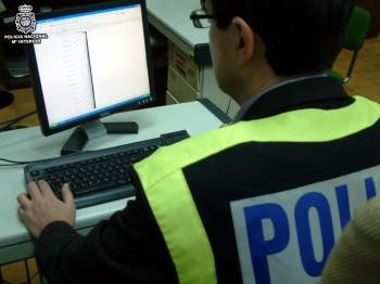 Un agente de la Policía Nacional rastrea datos de 'sospechosos' por internet. (Foto: ARCHIVO)