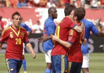Cazorla, Cesc Fábregas y Mata celebran el segundo gol de España ante Haití, firmado por el azulgrana.