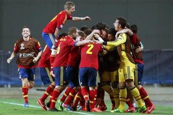 Jugadores españoles celebran el gol de la victoria