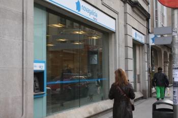Entrada a a una de las sucursales con las que cuenta Novagalicia Banco en Pontevedra.