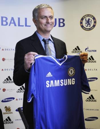 Mourinho, ayer con la camiseta del Chelsea. (Foto: F .ARRIZABALAGA)