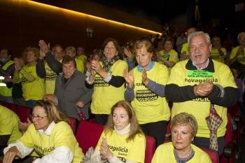 Afectados por las preferentes aplauden tras la imposición de la 'Cereza de Oro' al Fiscal Superior de Galicia Carlos Varela