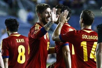 El jugador de la selección española Segio Ramos (2-i) celebra con Roberto Soldado el gol contra Irlanda