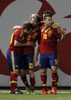  El jugador de España Juan Mata (c) celebra su anotación contra Irlanda