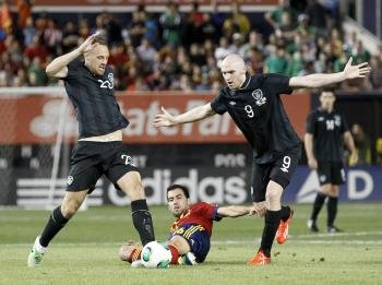 El jugador de España Sergio Busquets (C) disputa el balón con Conor Sammon (d) y David Meyler (i) de Irlanda (Foto: efe)