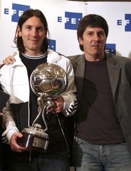 Lionel Messi (c) junto a su padre, Jorge Horacio Messi