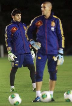 Los guardametas de la selección española Iker Casillas (i) y Víctor Valdés  (Foto: efe)