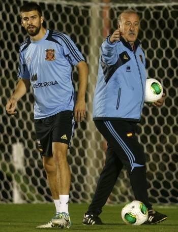 Del Bosque, ayer junto a Piqué en el entrenamiento. (Foto: FELIPE TRUEBA)