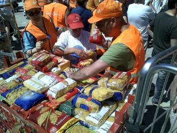 Un grupo de voluntarios revisa en Madrid los alimentos entregados.