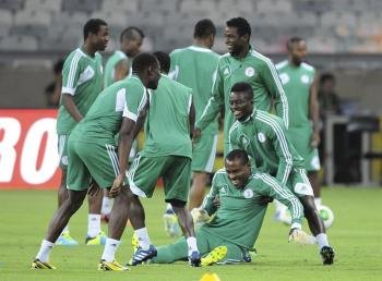 El portero de la selección nigeriana Vincent Enyeama (c) bromea con sus compañeros