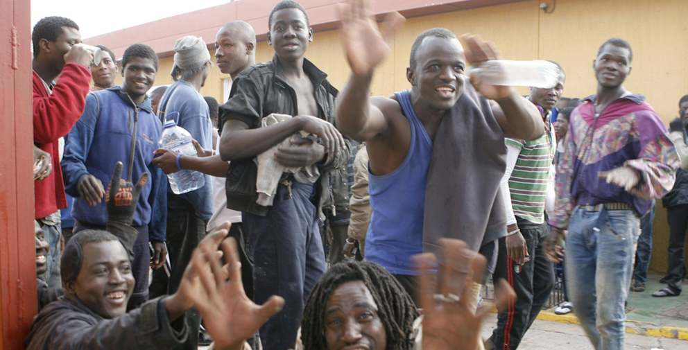 Inmigrantes manifiestan su alegría tras cruzar la frontera española.