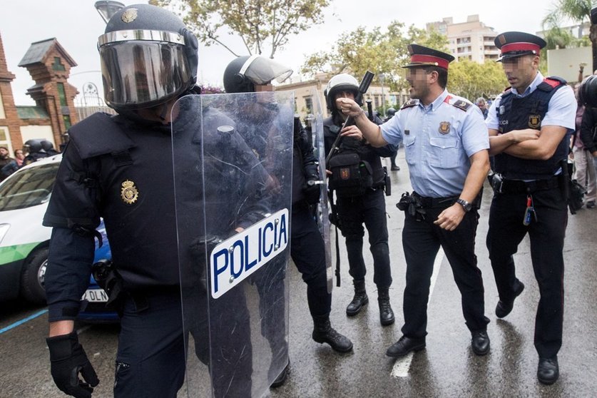 Tensión entre agentes de la Policía Nacional y de los Mossos.