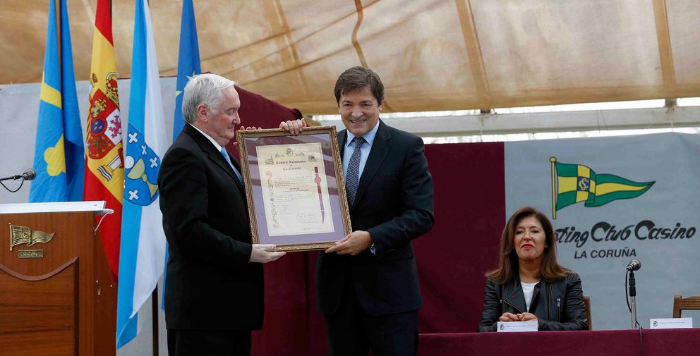 2017_011_25 presidente recoge insignia oro centro asturiano a coruna 4