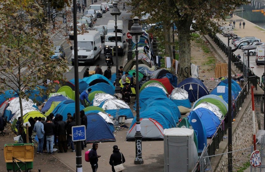 Las calles de París vieron aumentado el número de "sin techo" por el cierre de los campamentos de Calais.