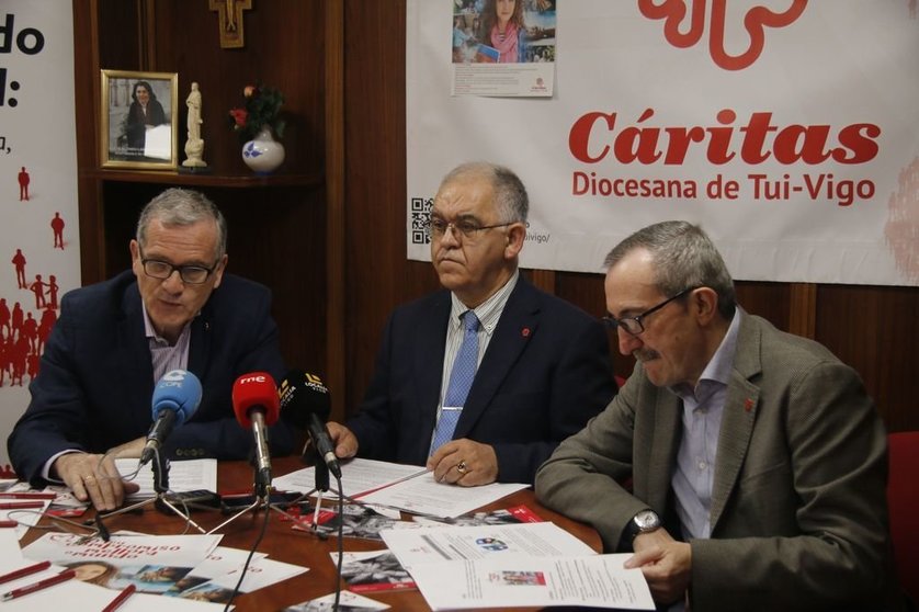 Jaime Barrecheguen, Gonzalo Davila y José Antonio García- Cova, ayer, en la sede de Cáritas.