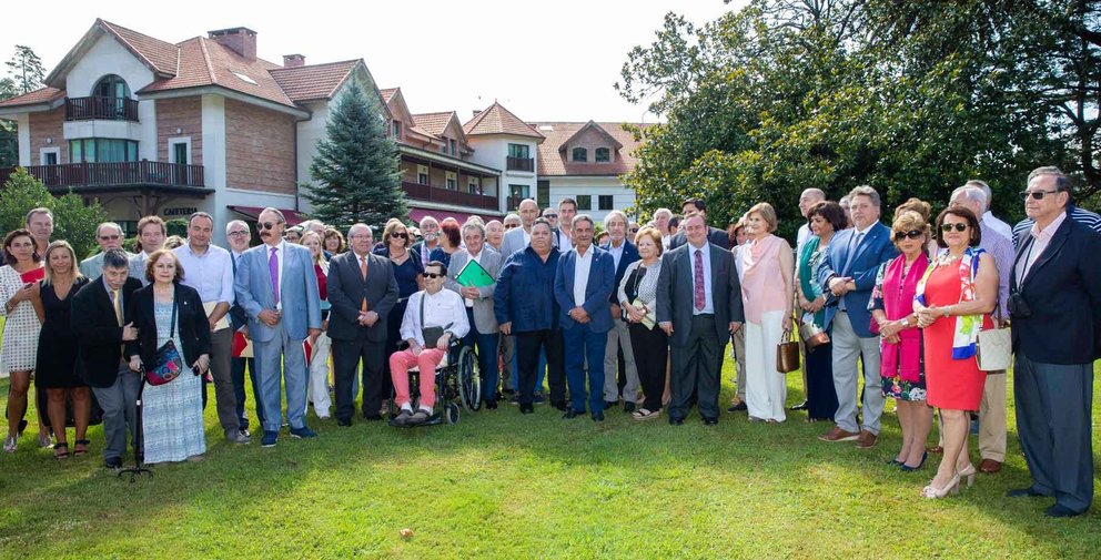 El presidente Revilla con representantes de las Casas de Cantabria