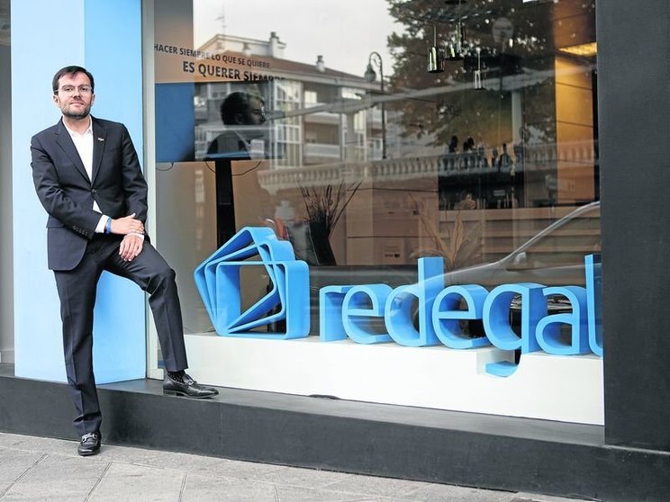 Jorge Vázquez, presidente de Redegal, ante la sede de su empresa en Ourense.