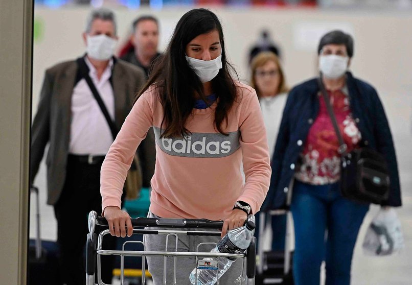 Viajeros de un vuelo de Iberia procedente de Buenos Aires, Argentina, llegan al aeropuerto de Adolfo Suarez en Barajas, Madrid, este lunes. EFE/ Fernando Villar

